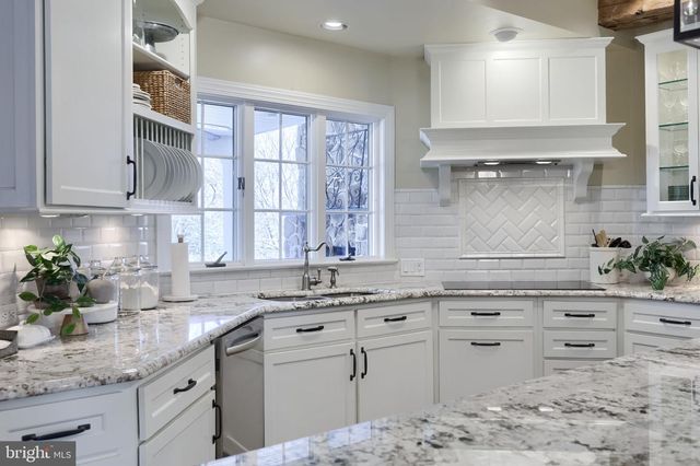 2205 MAY APPLE DR, York, PA 17402
