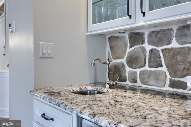 2205 MAY APPLE DR, York, PA 17402