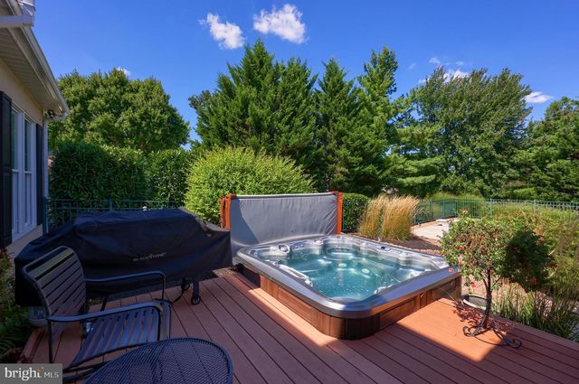 2205 MAY APPLE DR, York, PA 17402