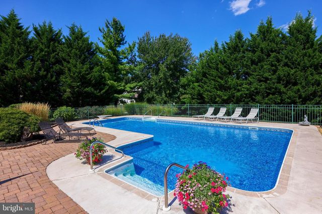 2205 MAY APPLE DR, York, PA 17402