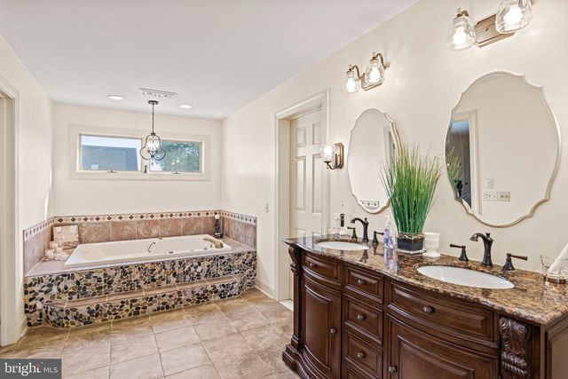1055 WETHERBURN DR, York, PA 17404