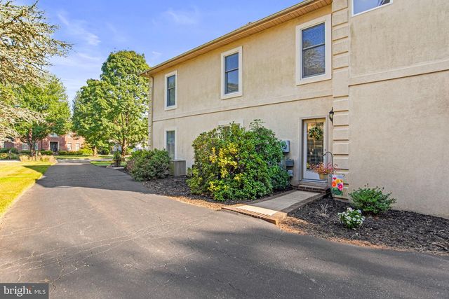 1055 WETHERBURN DR, York, PA 17404