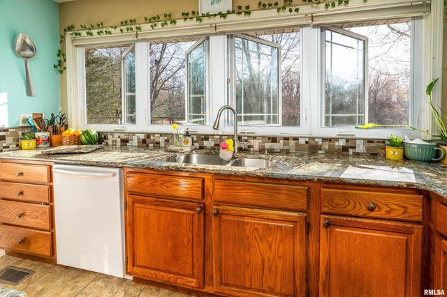 15588 BECKER Road, Johnston City, IL 62951