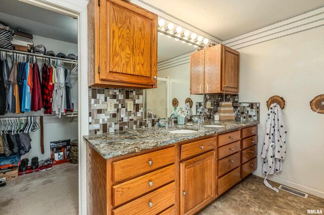 15588 BECKER Road, Johnston City, IL 62951