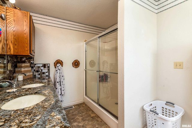 15588 BECKER Road, Johnston City, IL 62951