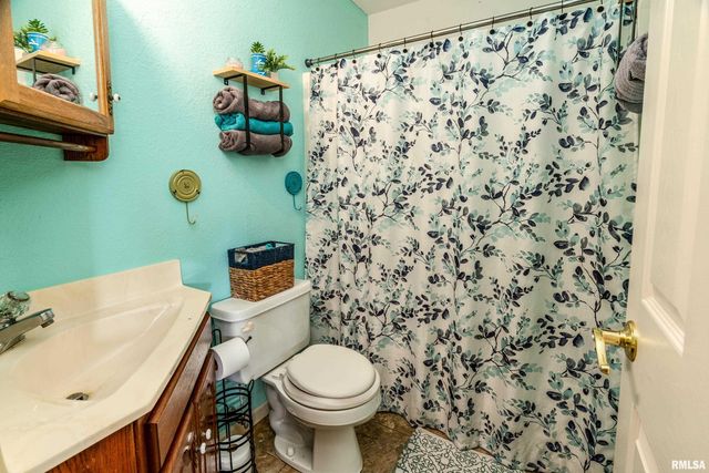 15588 BECKER Road, Johnston City, IL 62951