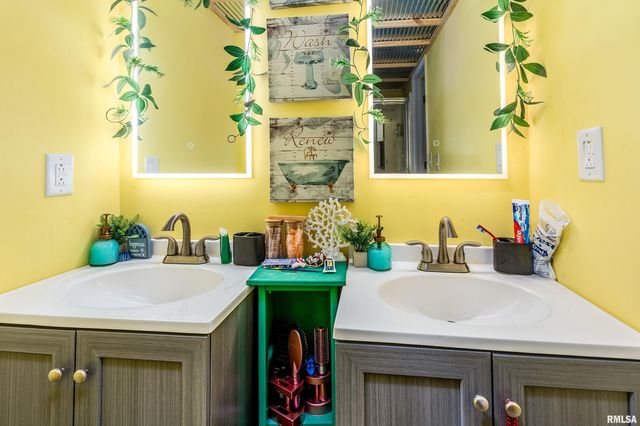 15588 BECKER Road, Johnston City, IL 62951