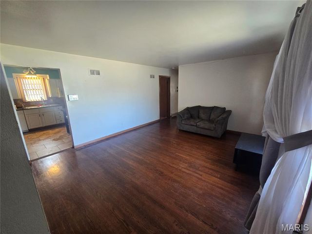 9732 Gloucester Drive, St Louis, MO 63137