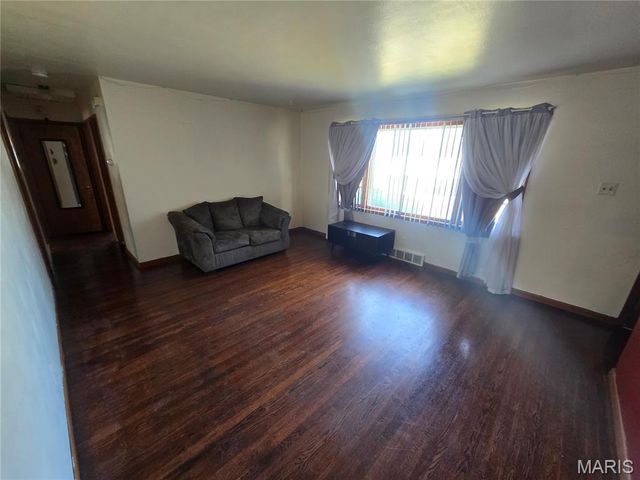 9732 Gloucester Drive, St Louis, MO 63137