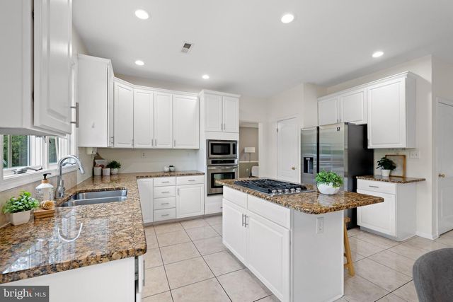 18 MONTFORT DR, Belle Mead, NJ 08502