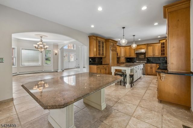 5 Francesca Ct, East Hanover Twp., NJ 07936