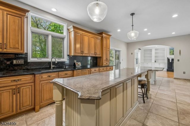 5 Francesca Ct, East Hanover Twp., NJ 07936