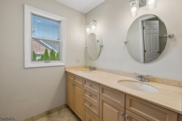 5 Francesca Ct, East Hanover Twp., NJ 07936