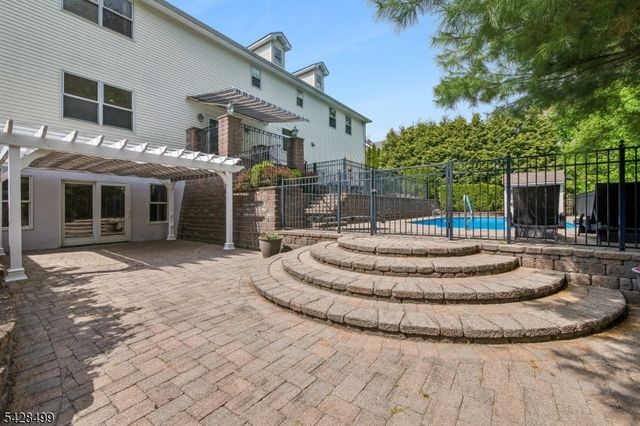 5 Francesca Ct, East Hanover Twp., NJ 07936