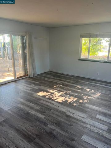 827 Falcon Dr, Vallejo, CA 94589