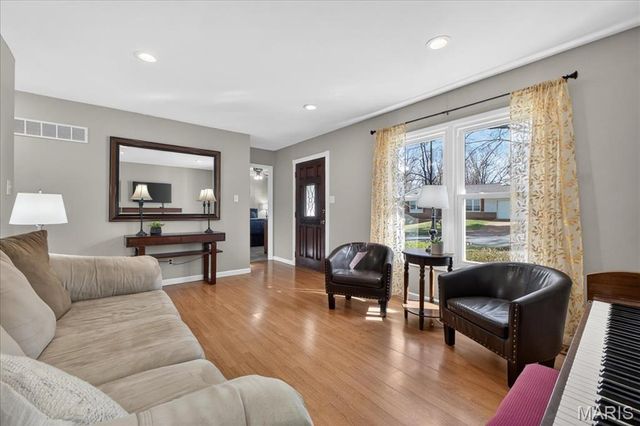 947 Bellestri Drive, Ballwin, MO 63021