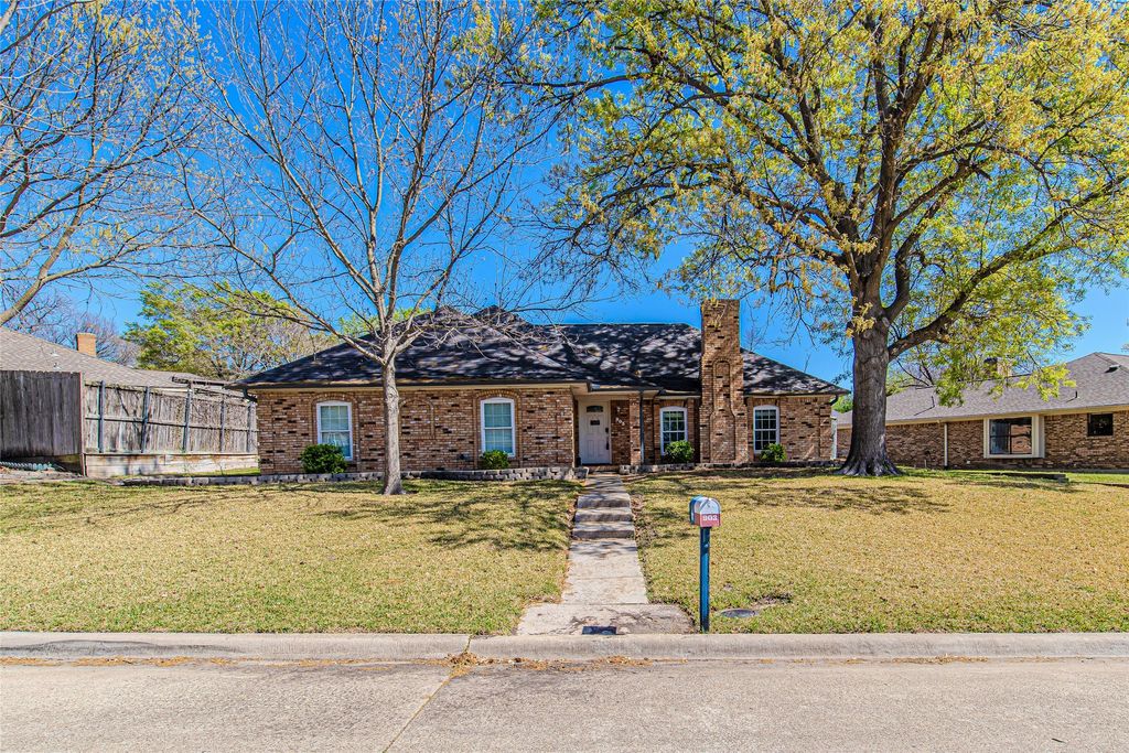 903 Village Green Drive, Rockwall, TX 75087