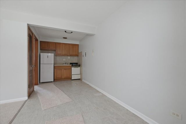 6250 W 64th Place 101, Chicago, IL 60638