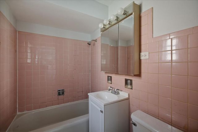 6250 W 64th Place 101, Chicago, IL 60638