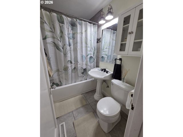 415 Se ROBERTS Ave, Gresham, OR 97080