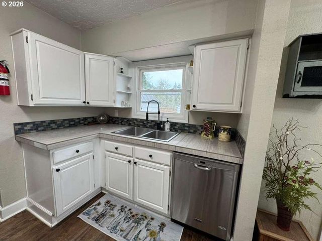 415 Se ROBERTS Ave, Gresham, OR 97080