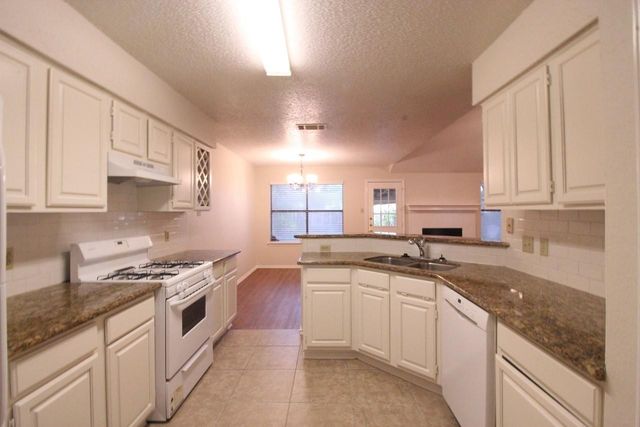 8202 Los Ranchos DR, Austin, TX 78749