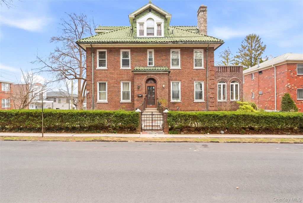 128 Parkway N, Yonkers, NY 10704