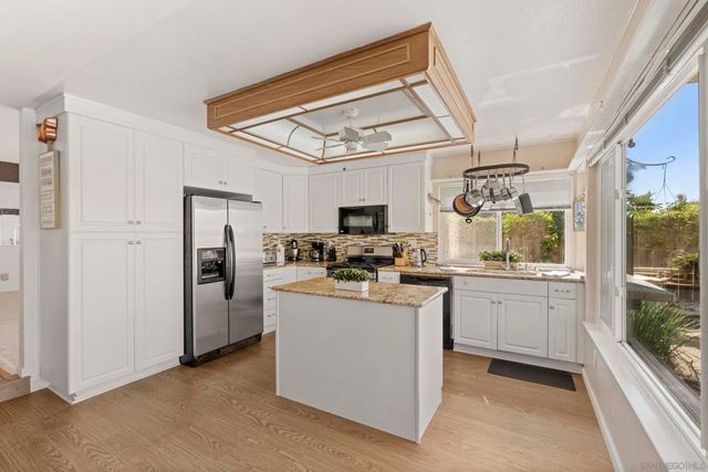 7986 Merrington Pl, San Diego, CA 92126