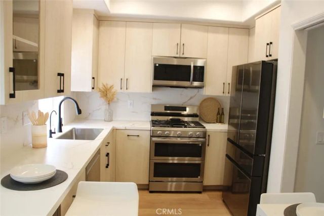 5145 Yarmouth 19, Encino, CA 91316