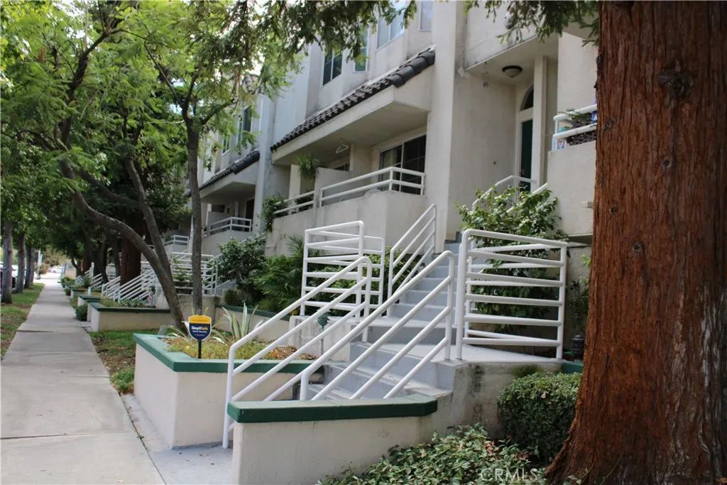 5145 Yarmouth 19, Encino, CA 91316