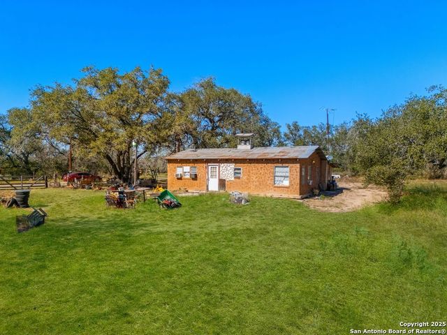 142 County Road 6719, Natalia, TX 78059