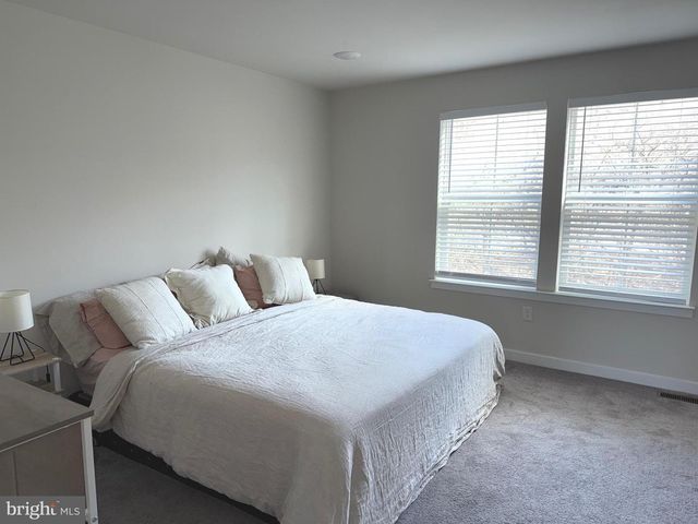 121 FOUR LEAF DR, Downingtown, PA 19335