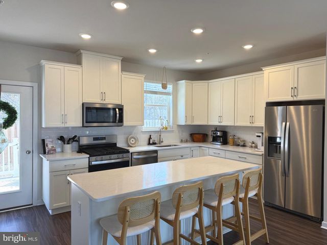 121 FOUR LEAF DR, Downingtown, PA 19335