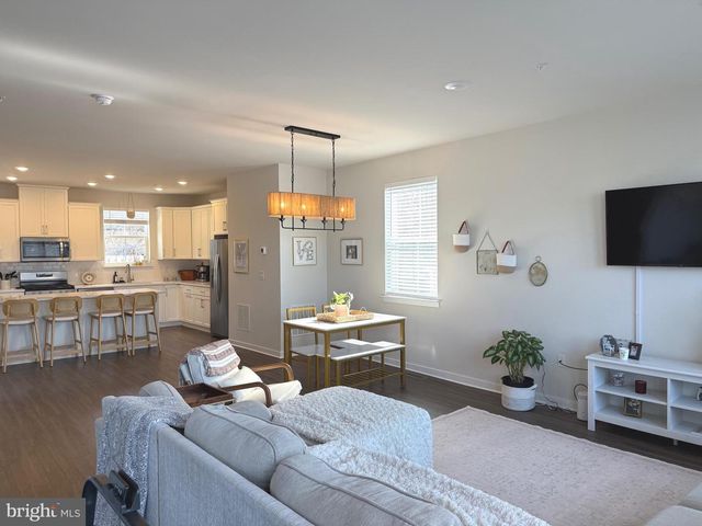 121 FOUR LEAF DR, Downingtown, PA 19335