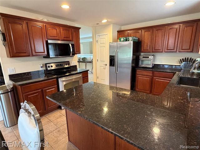 29541 Woodpark Circle, Warren, MI 48092