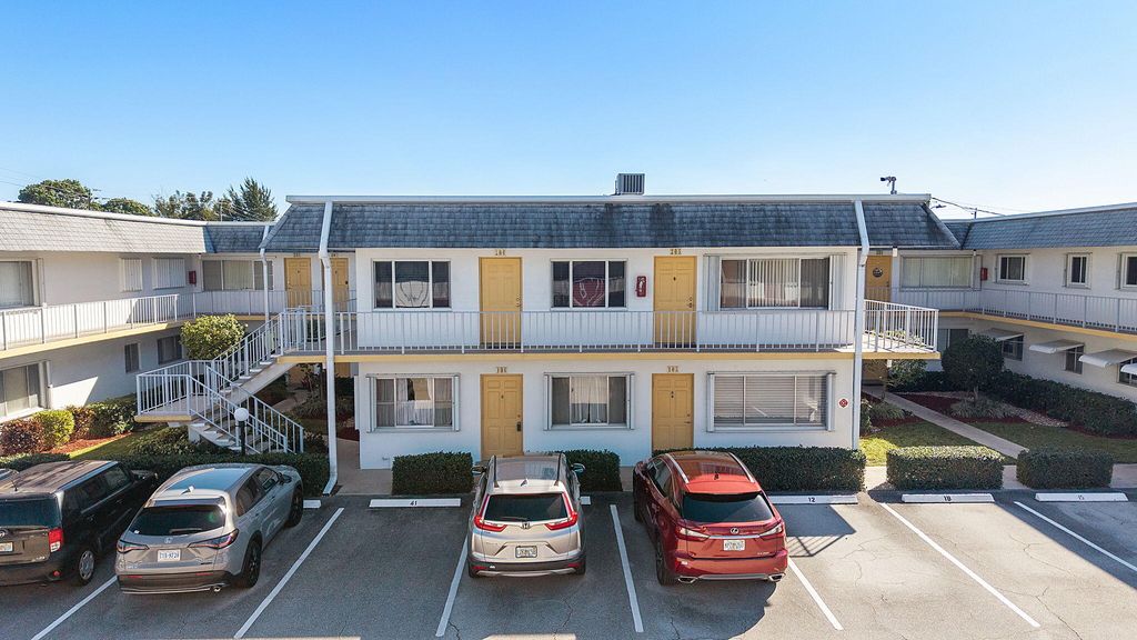 3322 Cynthia Lane 102, Lake Worth Beach, FL 33461