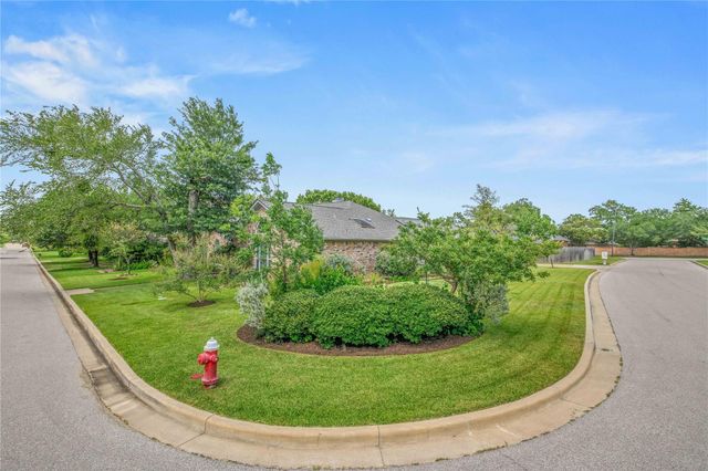 9217 Timber Knoll DR, College Station, TX 77845