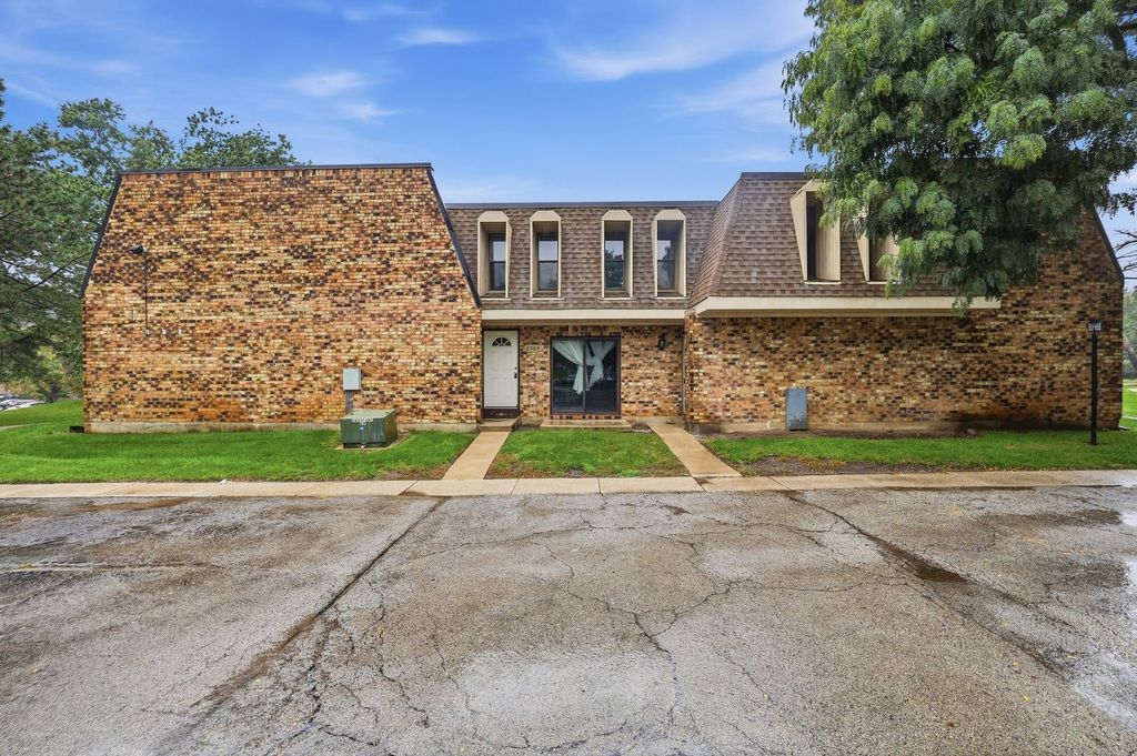 2064 Country Club Drive, Woodridge, IL 60517 — exterior