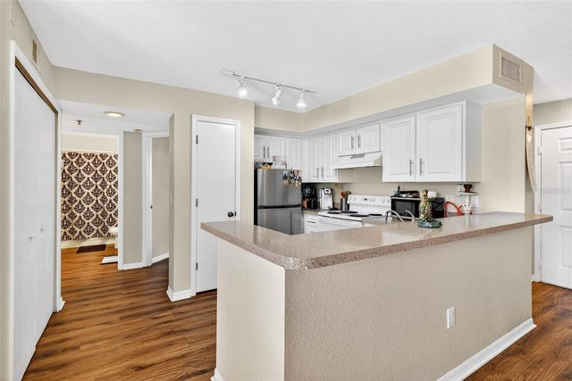 8517 ISLAND BREEZE LANE 205, Temple Terrace, FL 33637