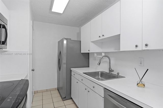 10112 SW 23rd St, Miami, FL 33165