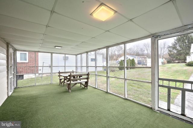 84 CHURCH ST, Seven Valleys, PA 17360