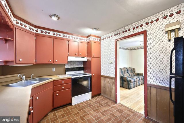 84 CHURCH ST, Seven Valleys, PA 17360