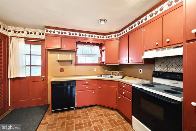 84 CHURCH ST, Seven Valleys, PA 17360