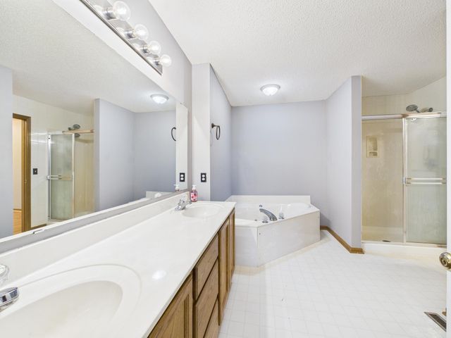 1853 Riverwood Drive 4, Burnsville, MN 55337