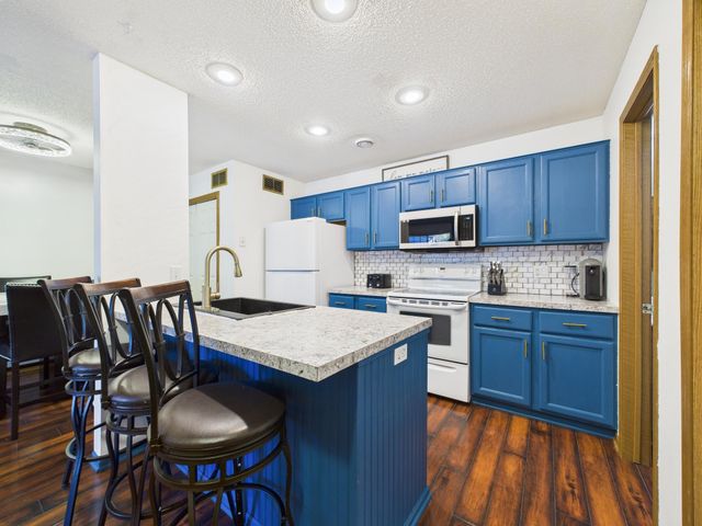 1853 Riverwood Drive 4, Burnsville, MN 55337