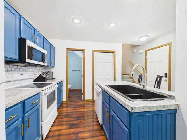 1853 Riverwood Drive 4, Burnsville, MN 55337