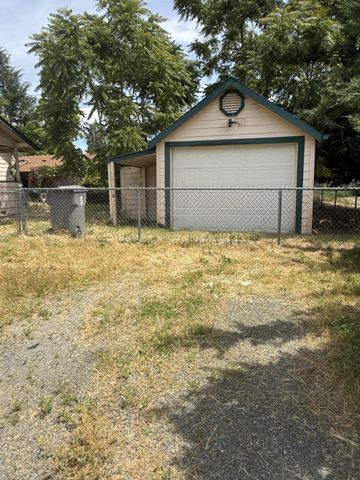 501 SE J Street, Grants Pass, OR 97526