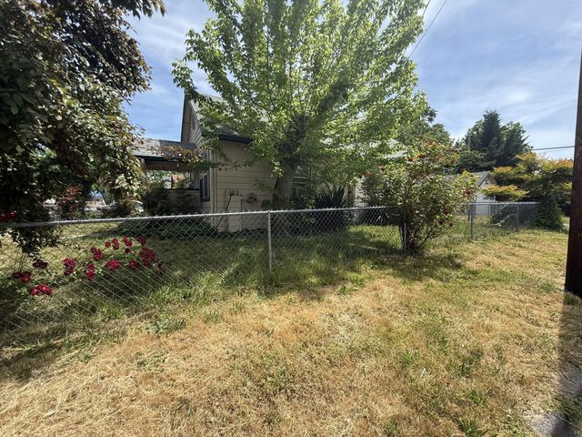 501 SE J Street, Grants Pass, OR 97526