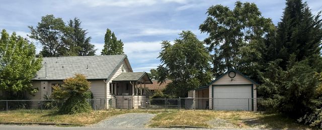 501 SE J Street, Grants Pass, OR 97526