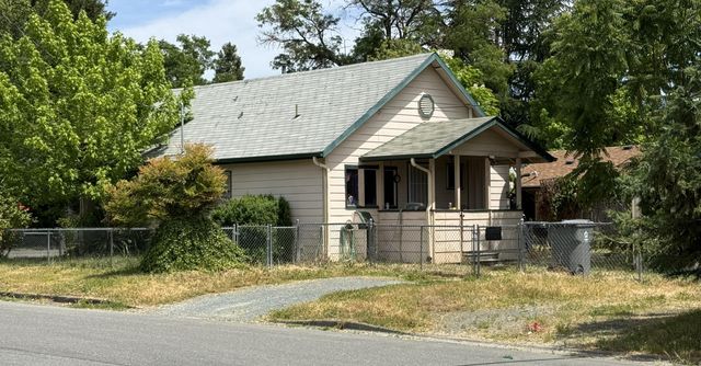 501 SE J Street, Grants Pass, OR 97526